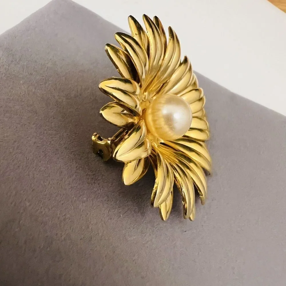 Vintage 3d Flower Faux Pearl Brooch Floral Daisy Shiny Gold Tone PRETTY 4096